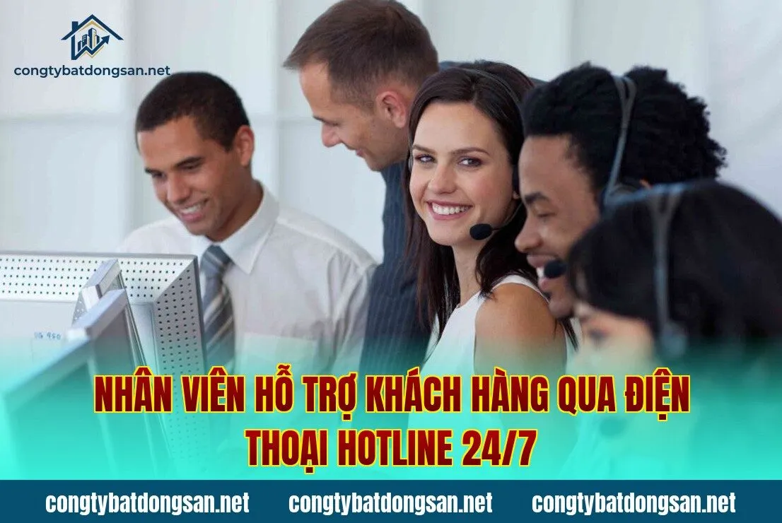 Nhân viên hỗ trợ khách hàng qua điện thoại hotline 24/7