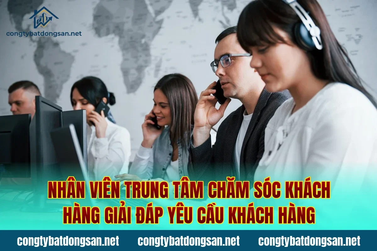 Nhân viên trung tâm chăm sóc khách hàng giải đáp yêu cầu khách hàng